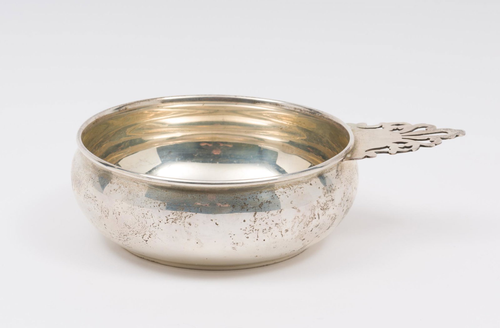 Sterling Reed and Barton Porringer: 4-3/4" x 6-1/2' with handle. 1-3/4" H. 3.8 ozt. DC/ML IMPORTANT: Before bidding, please read the terms and conditions. When you registered for the auction you agreed to these terms and will be require