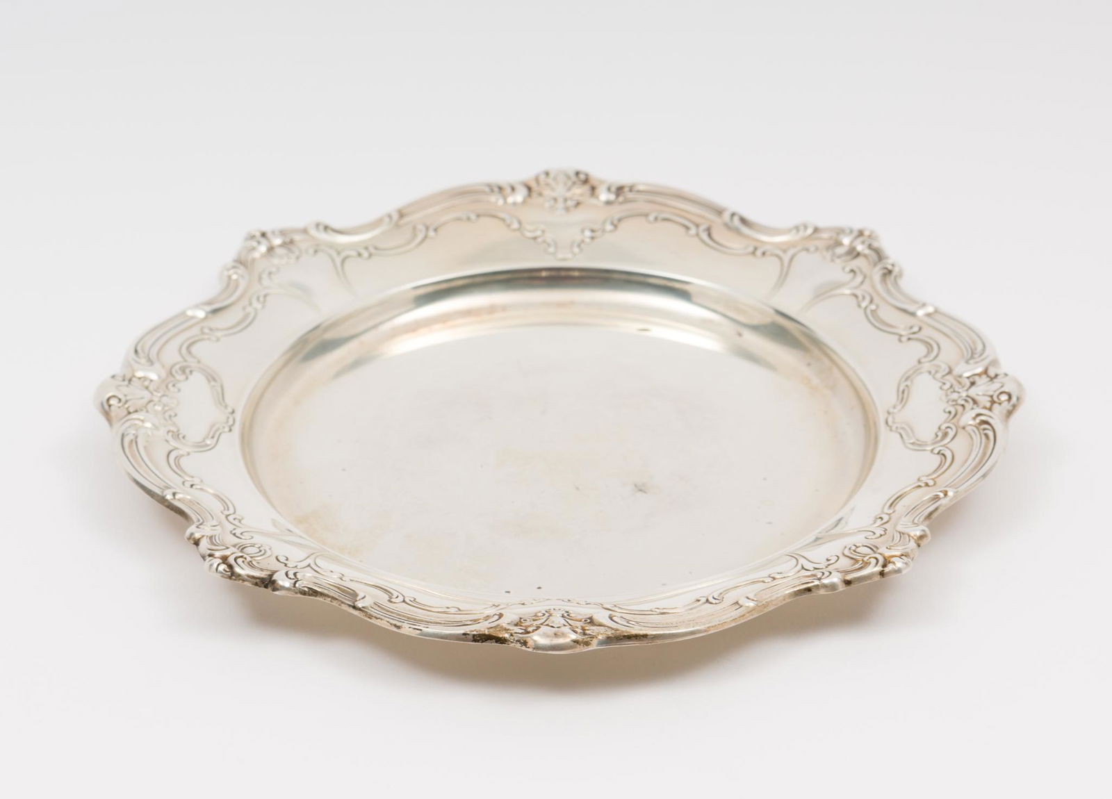 Gorham Sterling Wine Coaster: 3.1 ozt. 6-1/4" diameter. EK IMPORTANT: Before bidding, please read the terms and conditions. When you registered for the auction you agreed to these terms and will be required to comply with them.