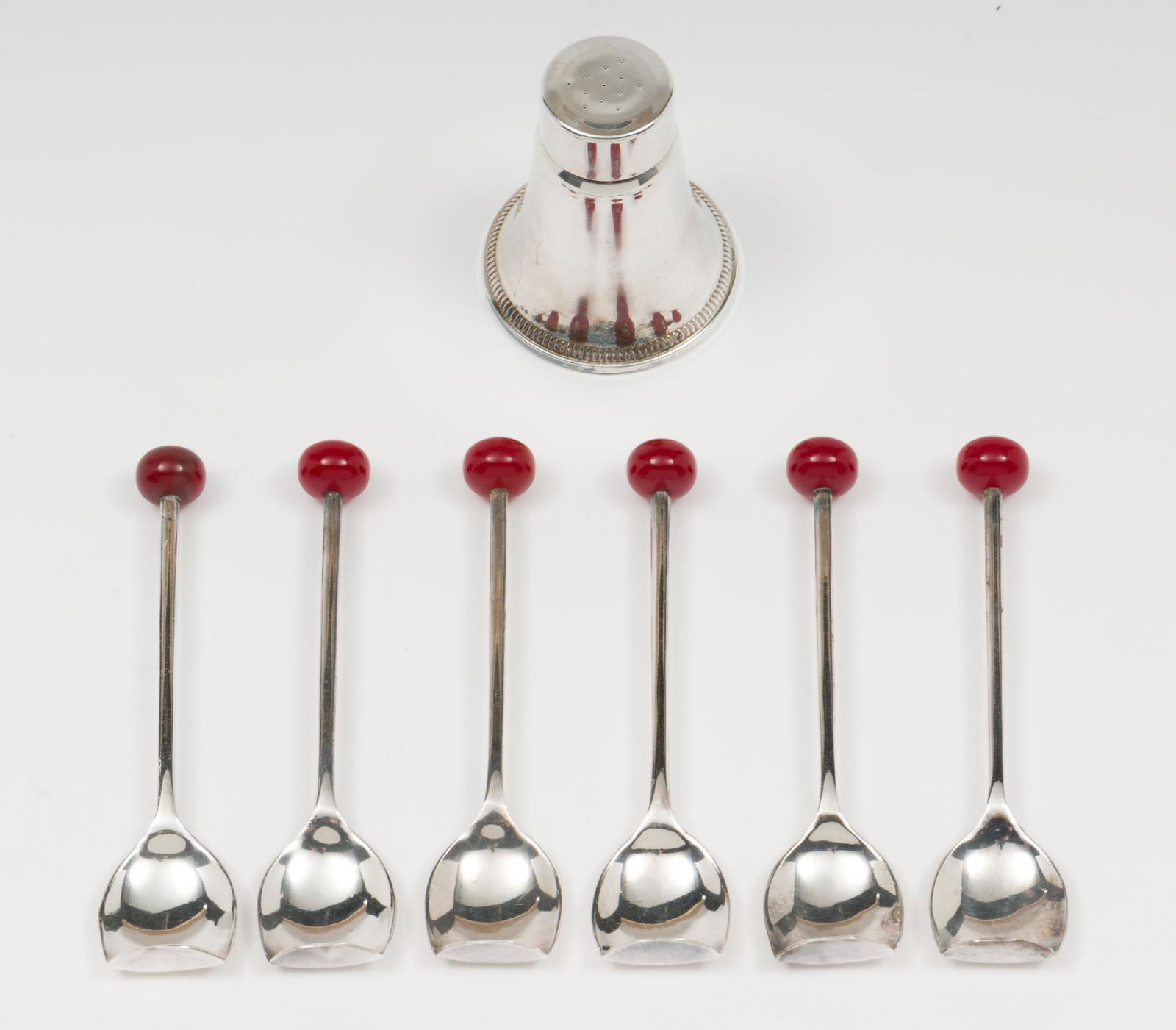 6 Parker Brothers Scoops And Duchin Shaker: Set of 6 scoops with Bakelite finials. Duchin weighed salt shaker. Scoops 3-3/4" length. Shaker 1-3/4" base by 2" H. DC/ML IMPORTANT: Before bidding, please read the terms and conditions. When you reg