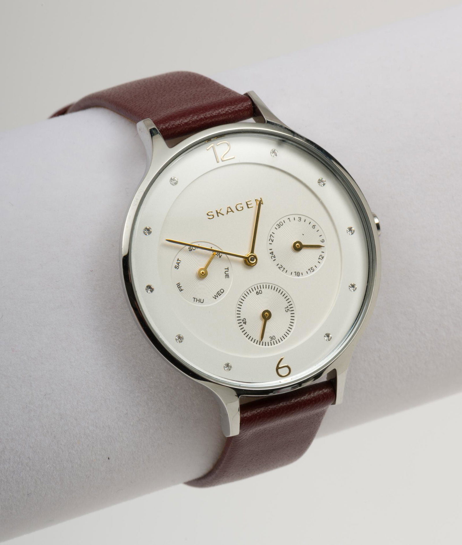 Skagen Wristwatch with Box: Skagen Denmark SKW2394 Anita model. 1-5/8" lug to lug. 8-1/2" long. In original box. Running. EK/ML IMPORTANT: Before bidding, please read the terms and conditions. When you registered for the auction