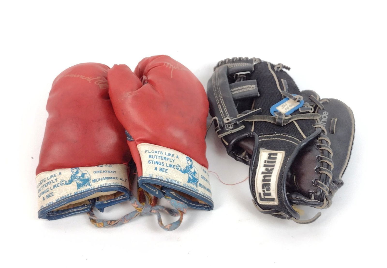 2 Vintage Sports Gloves incl 1976 Muhammad Ali Children's Gloves (1 of 8)