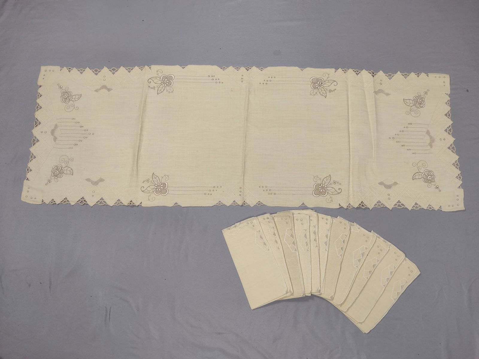 Art Deco Table Runner & 11 Napkins (1 of 2)