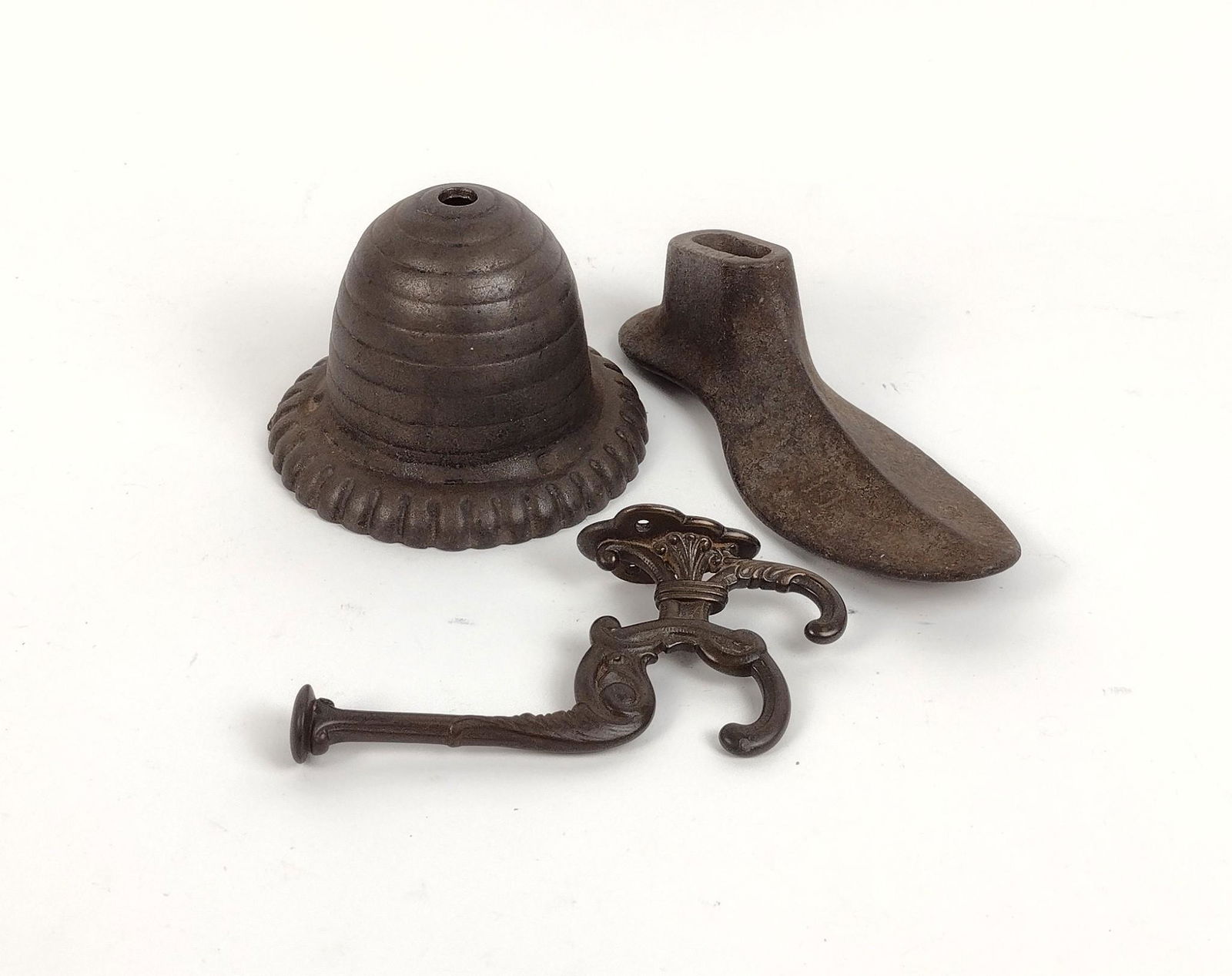 3 Pcs Cast Iron incl String Beehive, Shoe Form and Hook (1 of 4)