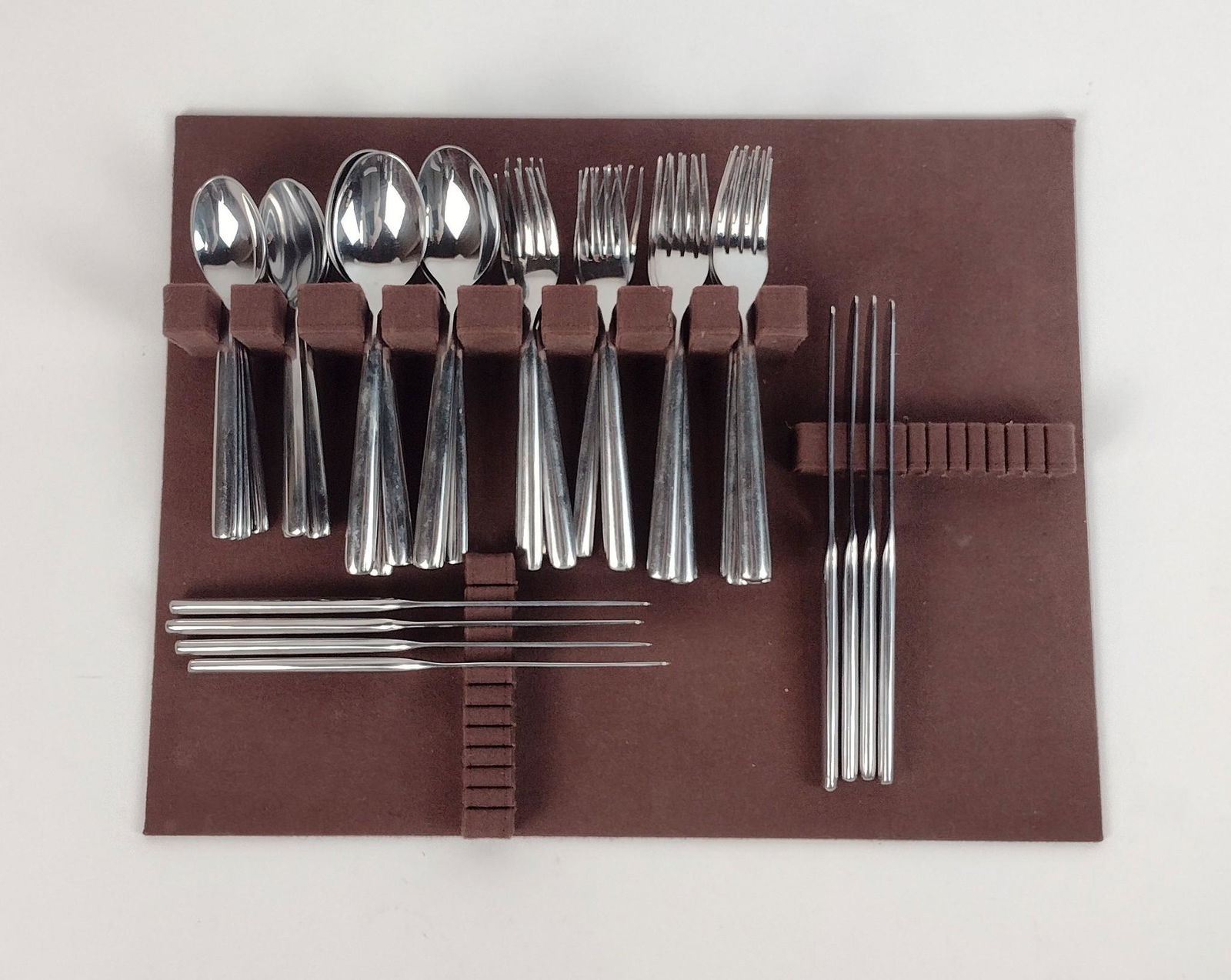 37 Pcs Hampton Flatware (1 of 3)