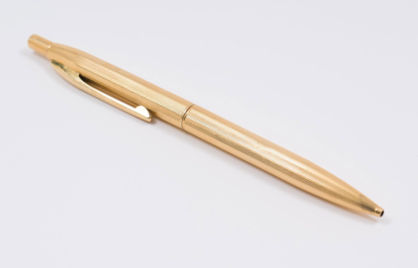 18K Gold Pen: DESCRIPTION: 18k gold ballpoint pen. Stamped 750 with indecipherable maker's mark. MEASUREMENTS: 4-7/8" long. 13.1 dwt (20.3 gr). CONDITION: Very light wear. EK IMPORTANT: Before bidding, please read 