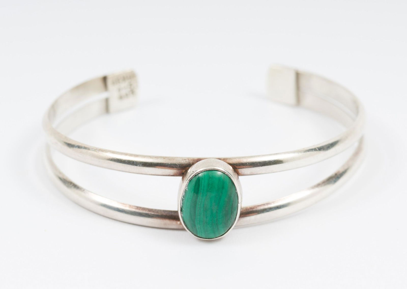 Sterling & Malachite Bracelet: Sterling & malachite bracelet. Marked 925. 2-1/4" interior diameter. Stone 1/2" wide x 3/8" high. AJ. IMPORTANT: Before bidding, please read the terms and conditions. When you registered for the aucti