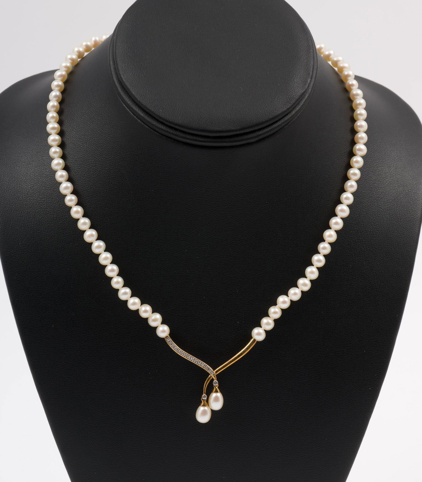 10k Gold, Pearl & Diamond Necklace: Marked 10k gold necklace with gold clasp, strand of 5.5mm-5.6mm individually knotted pearls, and center section with two drop pearls and seventeen round single cut diamonds bezel set and bead set in w