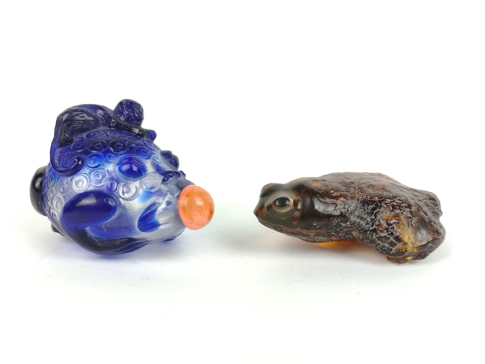 Peking Frog Glass Snuff Bottle & Amber Frog (1 of 3)