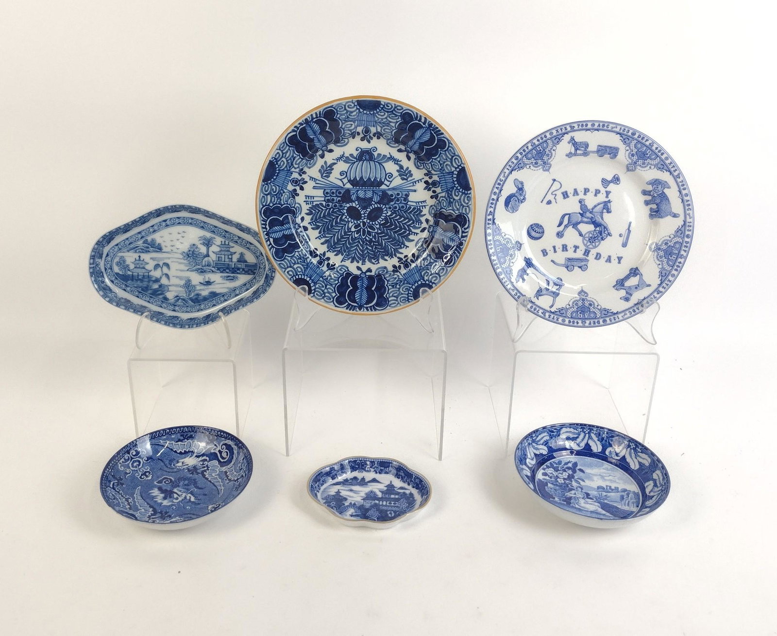 6 Blue & White Ceramics incl Mottahedeh: 4-1/4" to 8-1/4" wide. MEG From the estate of Robert Harman. IMPORTANT: Before bidding, please read the terms and conditions. When you registered for the auction you agreed to these terms and will be 