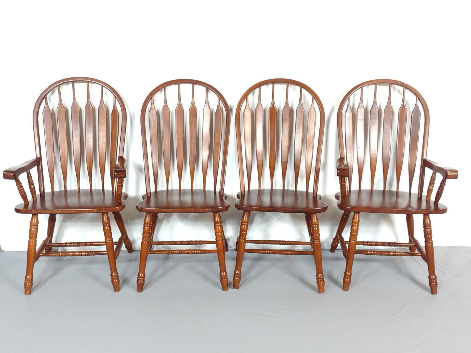 4 Windsor Style Dining Room Chairs (1 of 7)