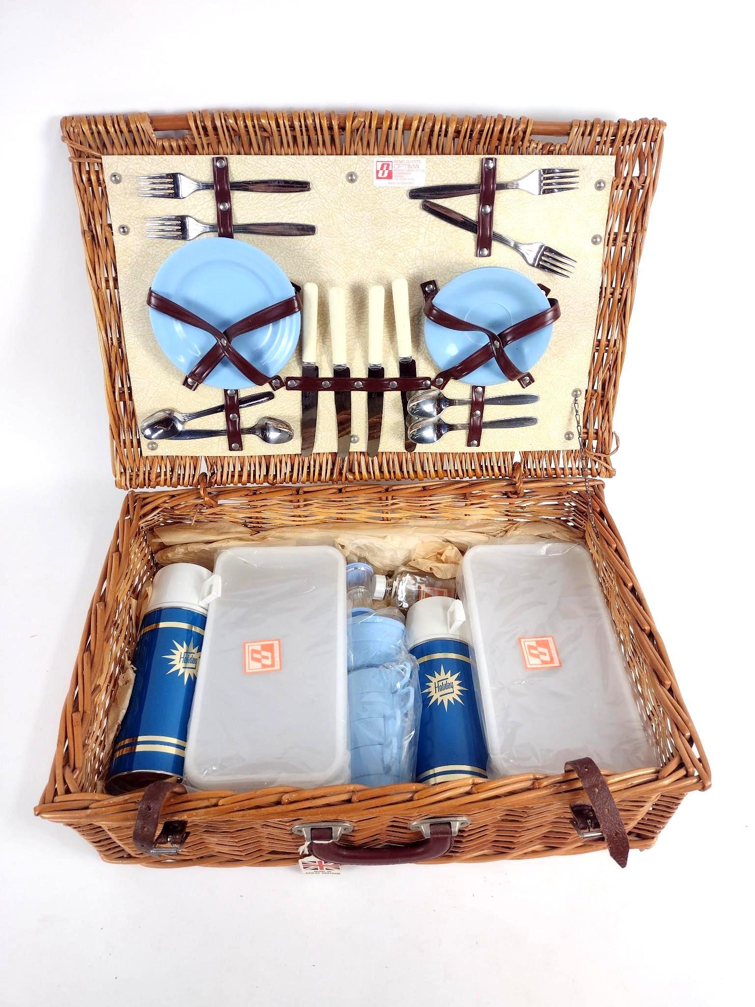 Optima Picnic Outfits Basket With Contents (1 of 3)