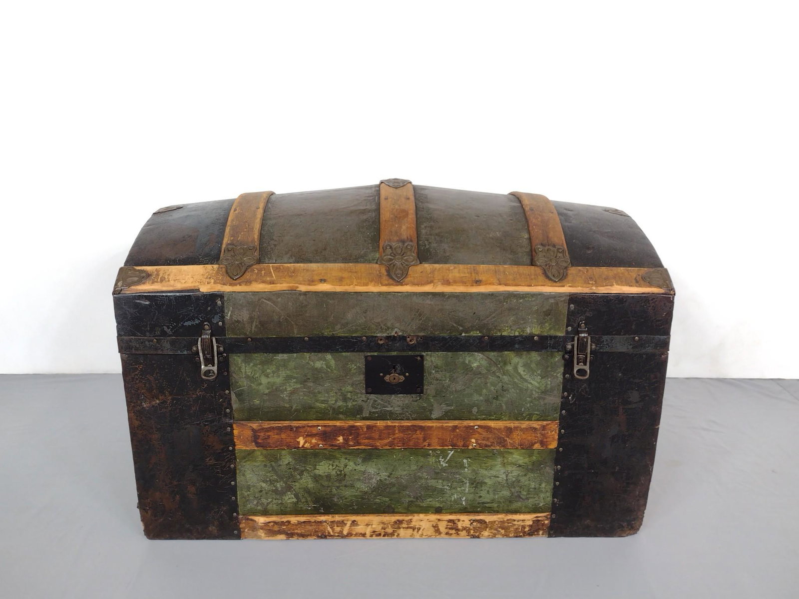 Steamer Trunk: 32" wide X 18" deep X 20" high. Outside has some scratches and finish loss. Insert has damage. MG. IMPORTANT: Before bidding, please read the terms and conditions. When you registered for the auction 