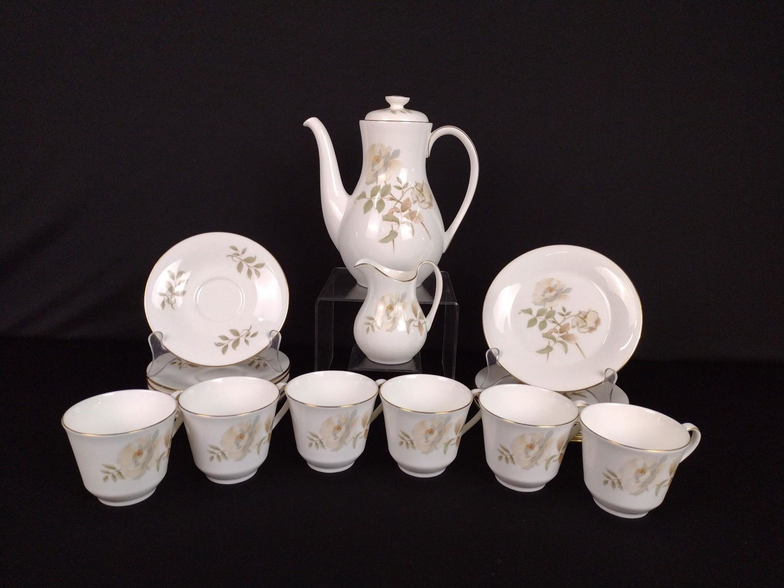 20 Pcs Royal Dowlton "Yorkshire Rose" Tea Set (1 of 3)