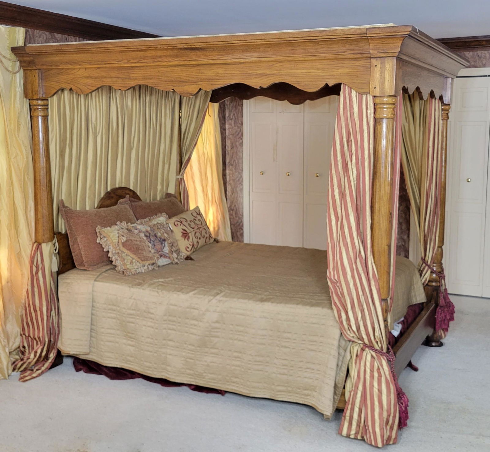 Queen Size Canopy Bed with Bedding (1 of 8)