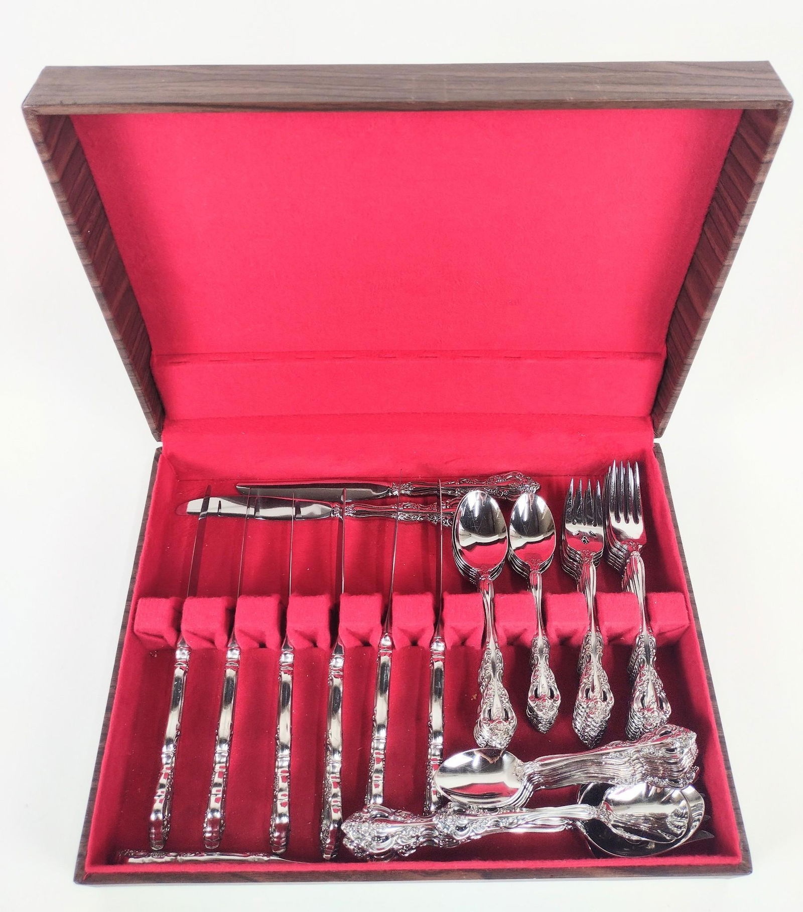 Oneida Stainless Flatware Set (1 of 4)