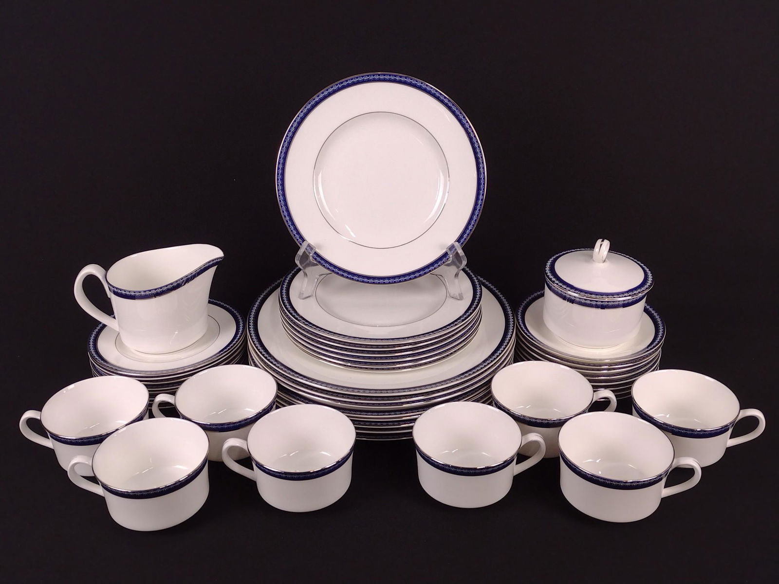41 Pcs Royal Worcester "Avalon" Dinnerware (1 of 3)
