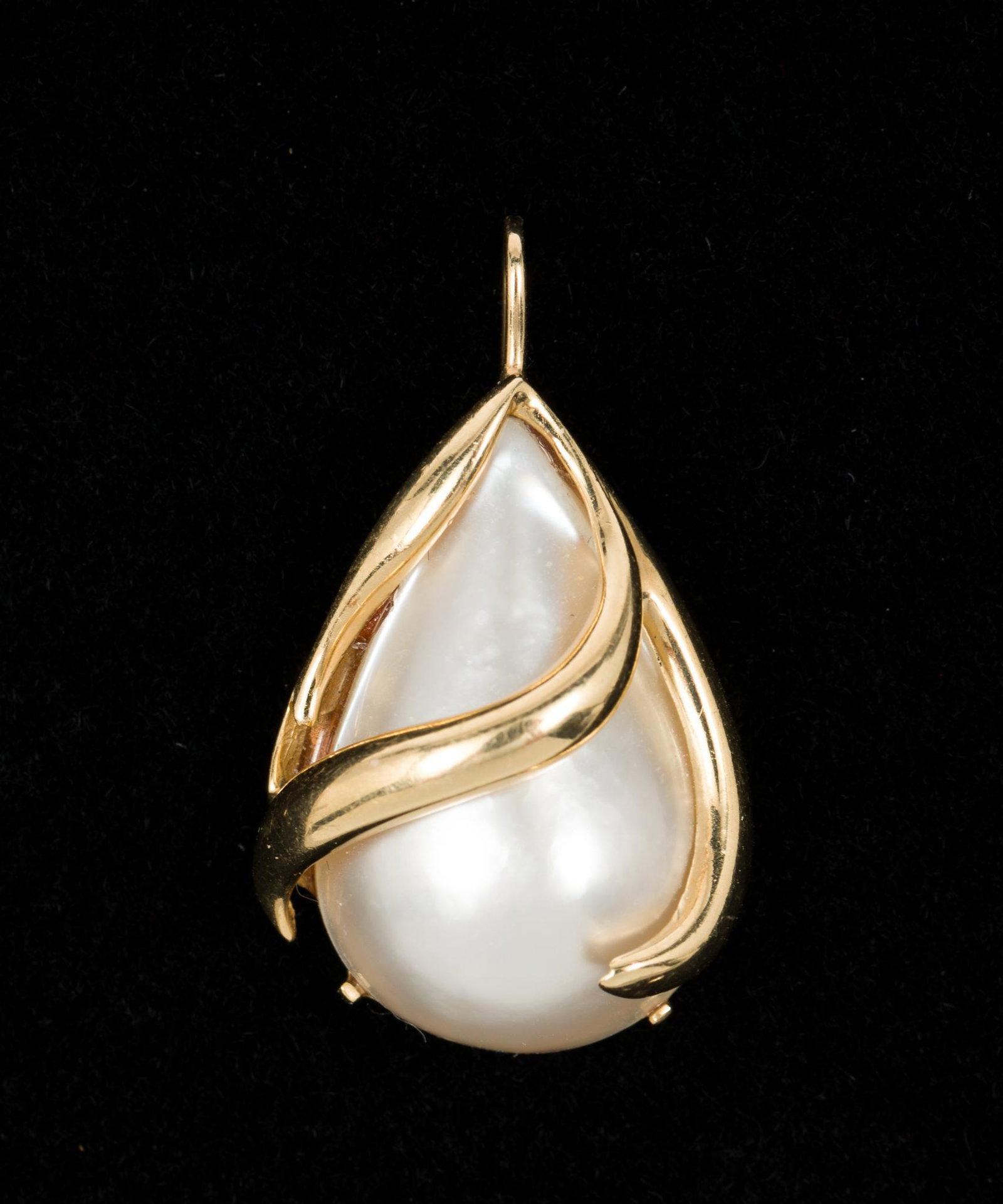 14K Gold & Mabe Pearl Pendant: Marked 14k gold frame set withs pear shaped mabe pearl. 1" long with bail. 2.1 dwt. MH/EK IMPORTANT: Before bidding, please read the terms and conditions. When you registered for the auction you agree