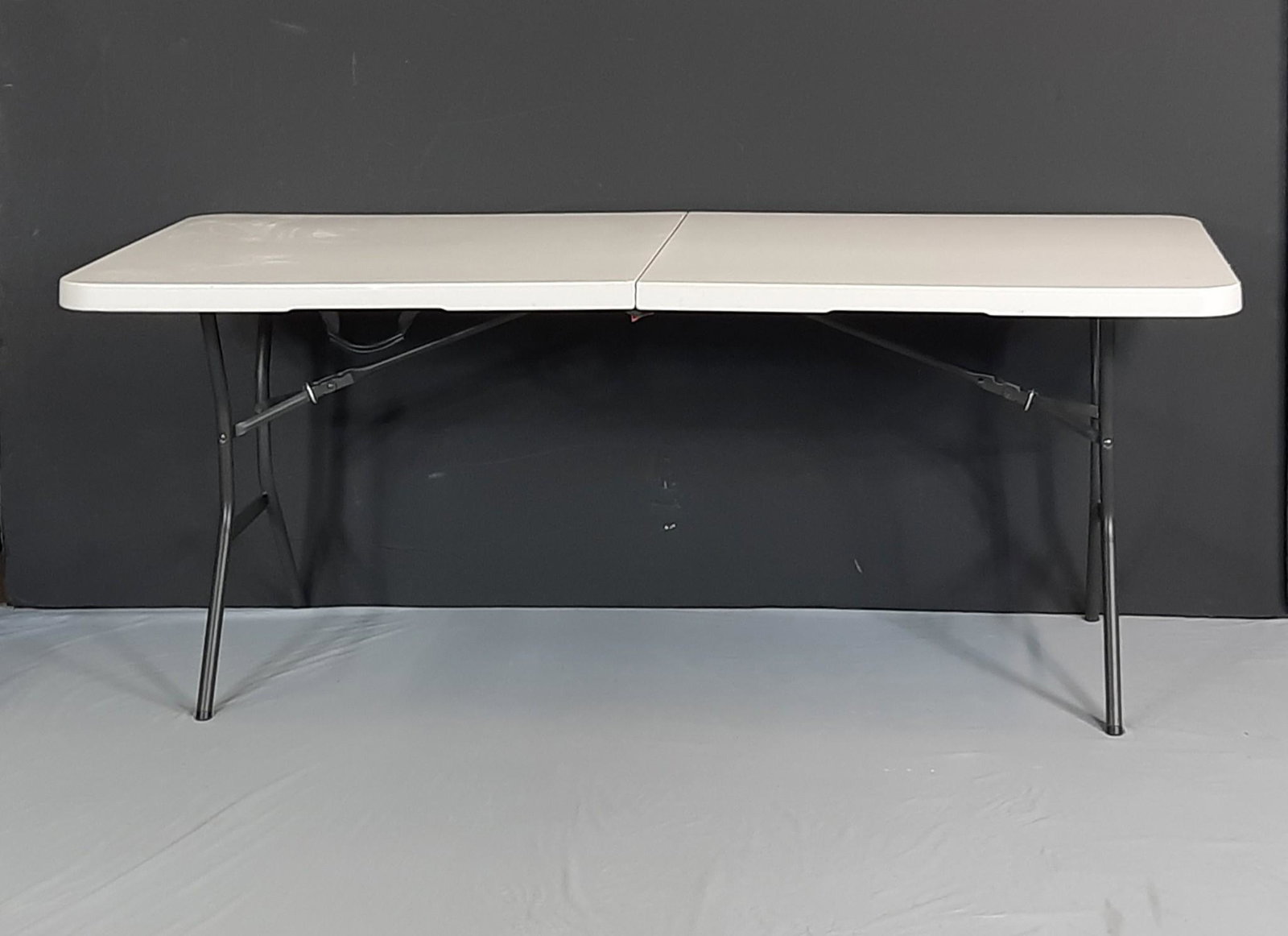 Lifetime 6' Folding Table (1 of 3)