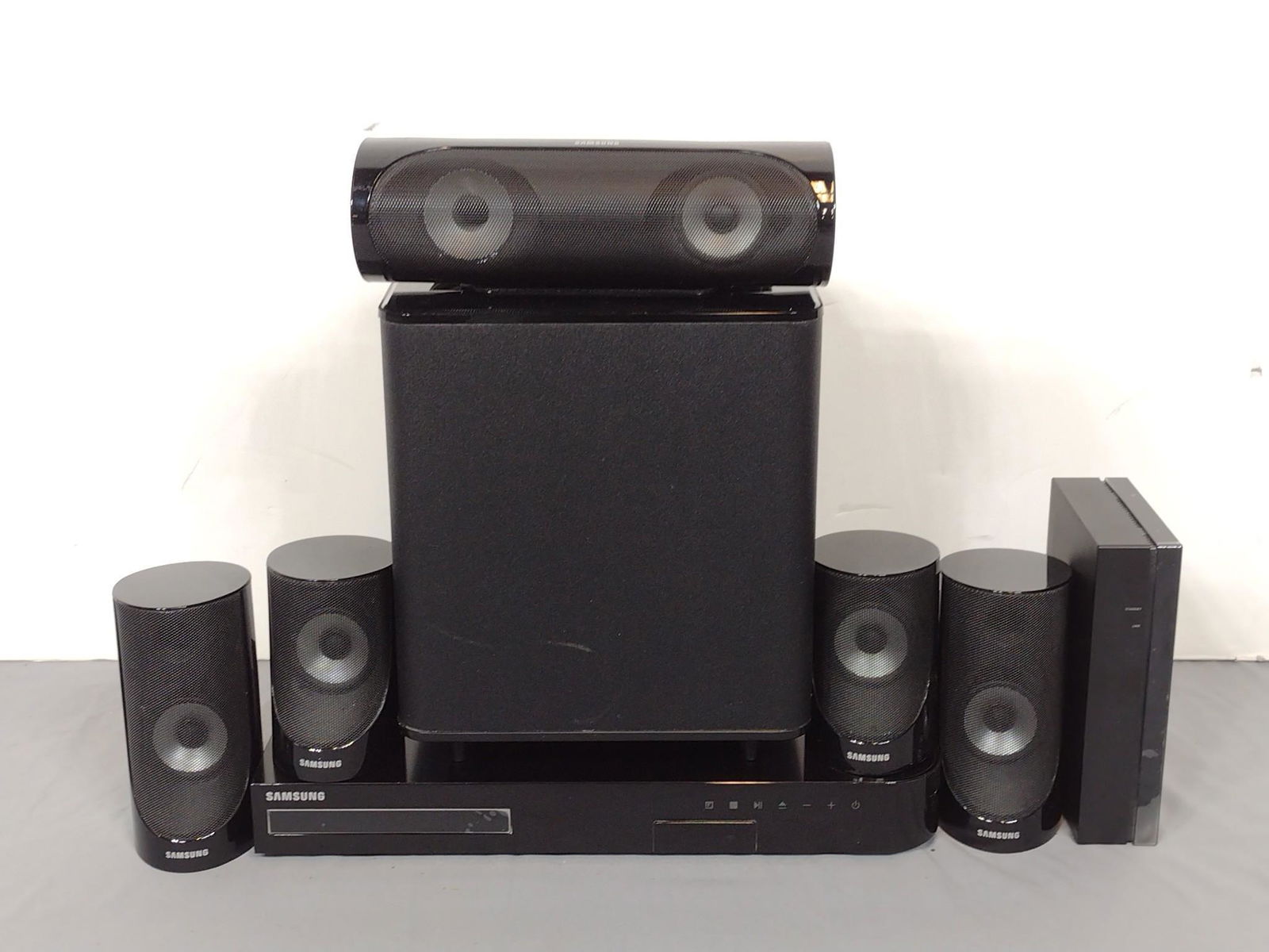 Samsung 3D Blu-ray Player & Surround Sound (1 of 5)