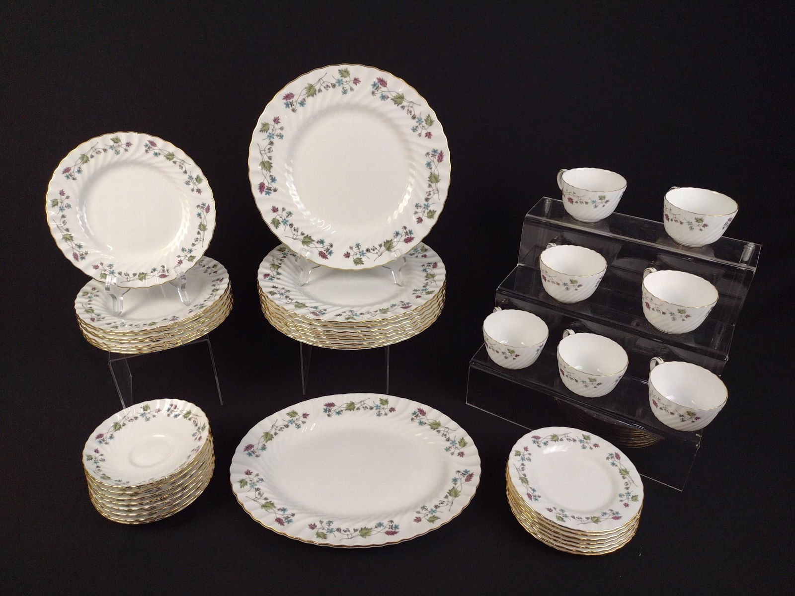 40 Pcs Minton "Dryden" Dinnerware (1 of 4)