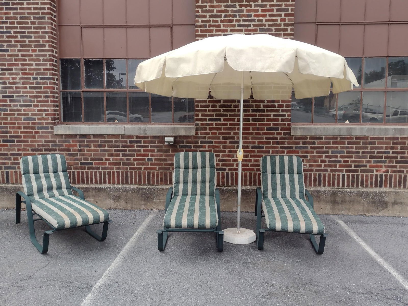 3 Outdoor Lounge Chairs & Umbrella (1 of 5)