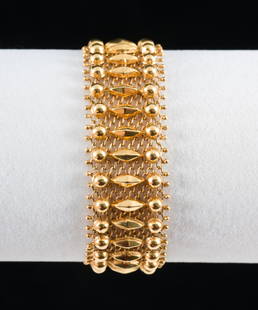 18k Gold Chain Link Bracelet: 6-1/2" long x 3/4" wide. Marked 750 to clasp. 31.7 grams.