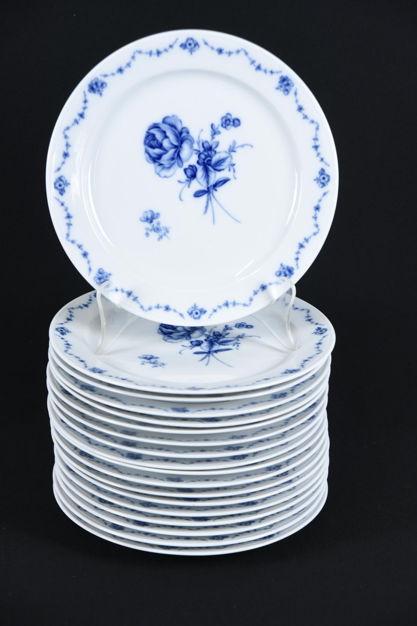 18 Forstenberg "Lottine" Dinner Plates: Each 9-3/4" diameter. LR