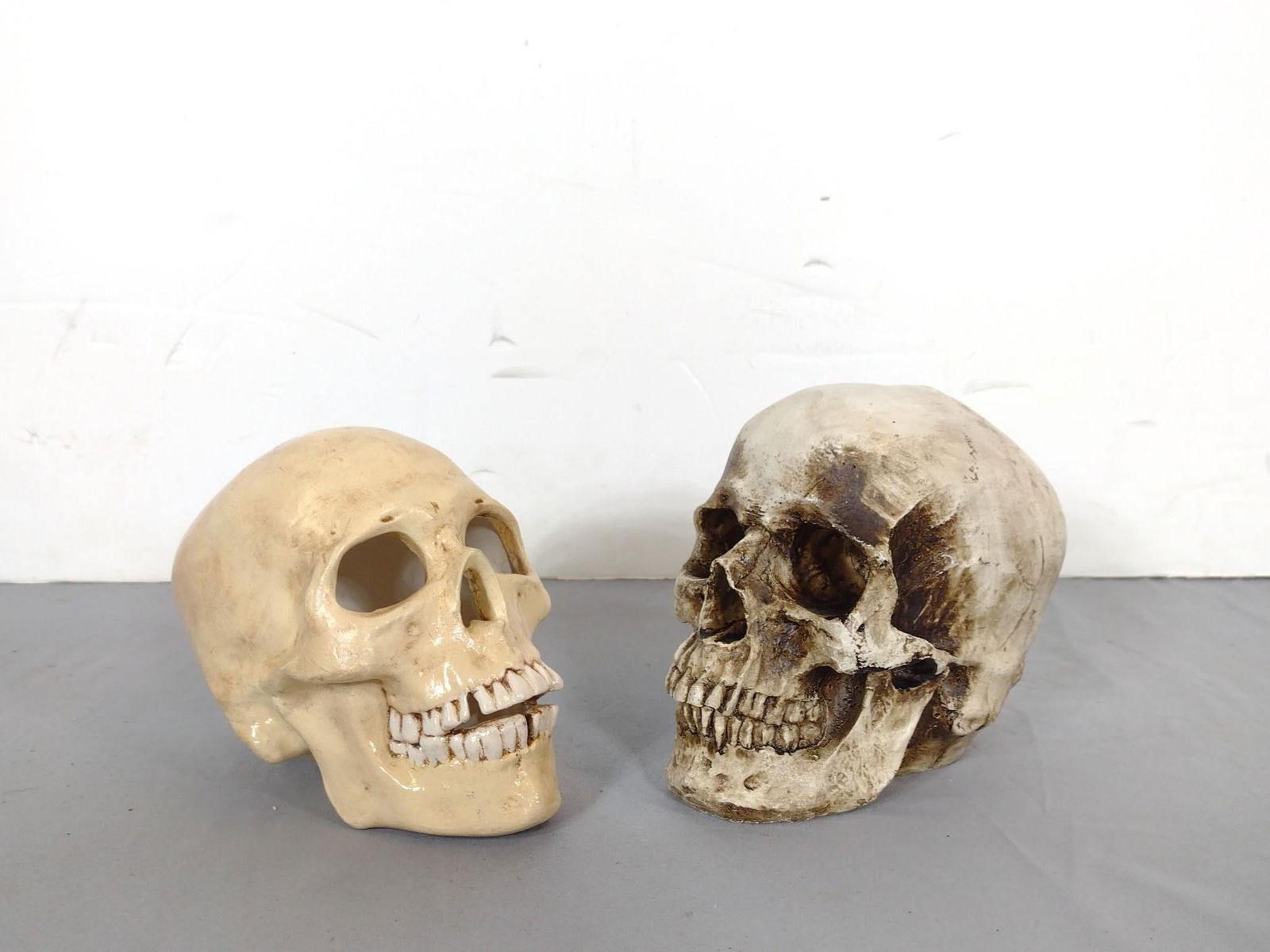 2 Skulls Figurines (1 of 5)