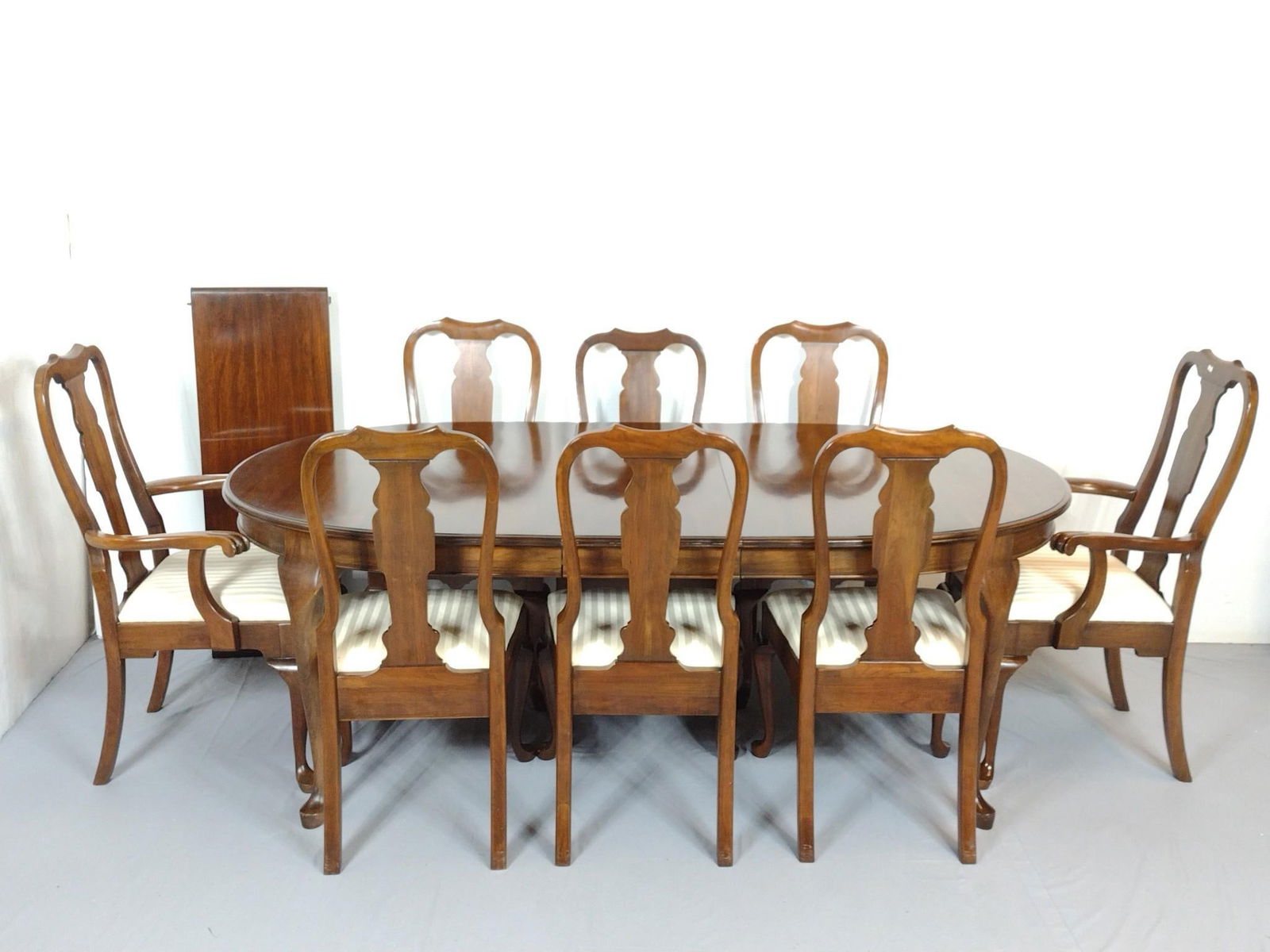 Pennsylvania House Dining Table Set with Leaves and Eight Chairs (1 of 9)