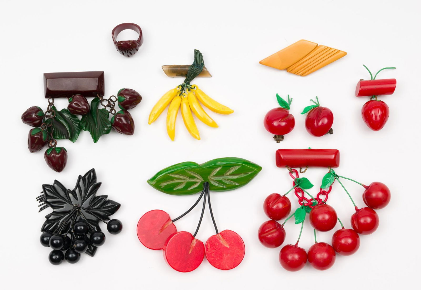 9 Pieces of Vintage Bakelite Jewelry (1 of 4)