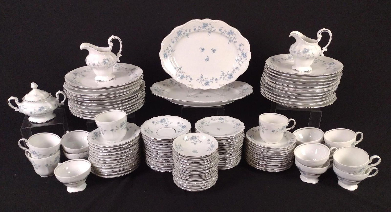 114 Pcs Limoges Dinnerware (1 of 5)