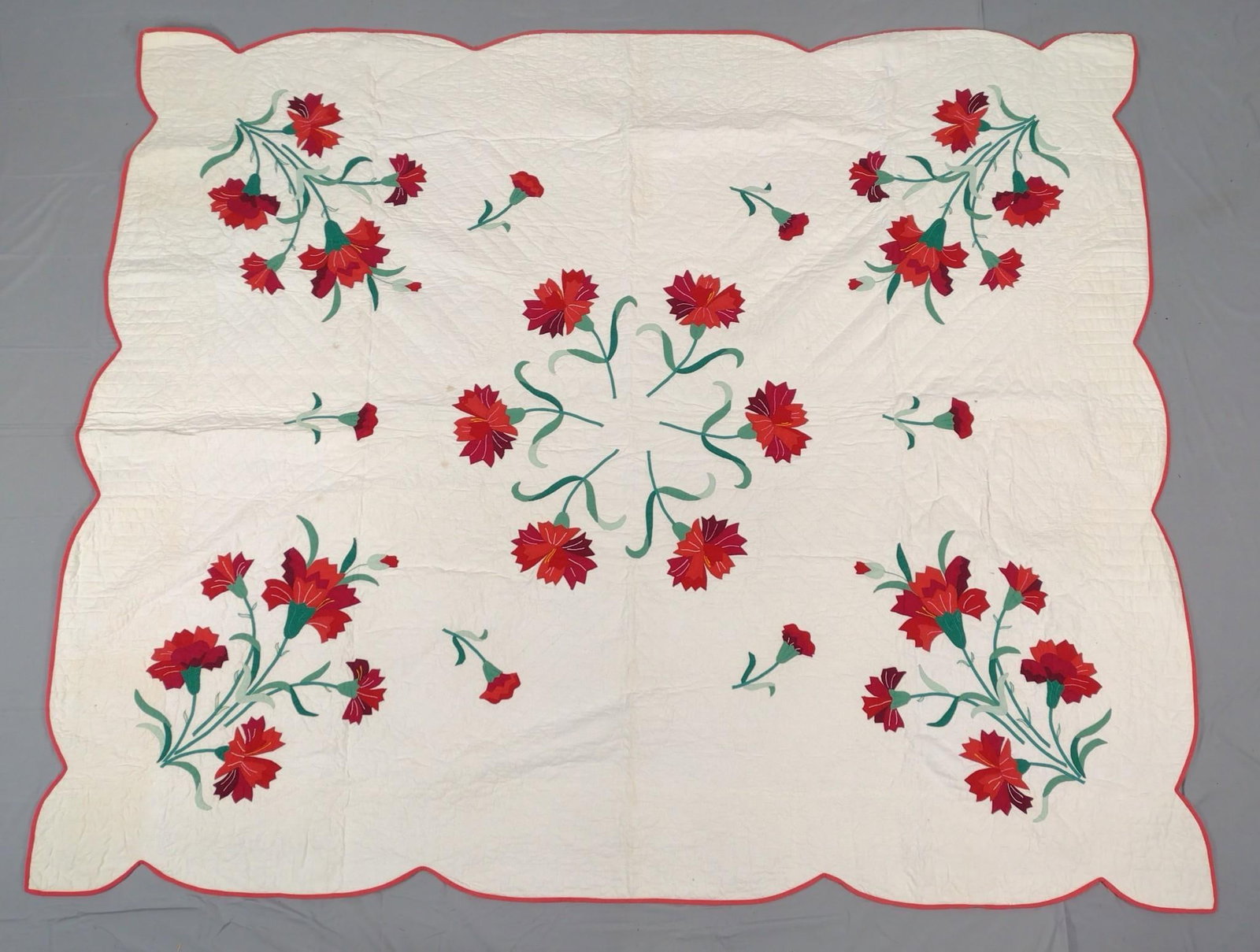 Vintage Floral Quilt: Pennsylvania made. 44" wide x 75" long. LR