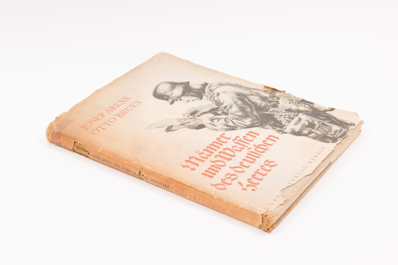 1941 Men and Weapons of the German Army: Men and Weapons of the German Army with 40 images by Joseph Arens and Otto Brues. MÃ¤nner und Waffen des Deutschen Heeres. Vierzig Steinzeichnungen in Kupfertiefdruck und ein Titelbild in Vierfarben