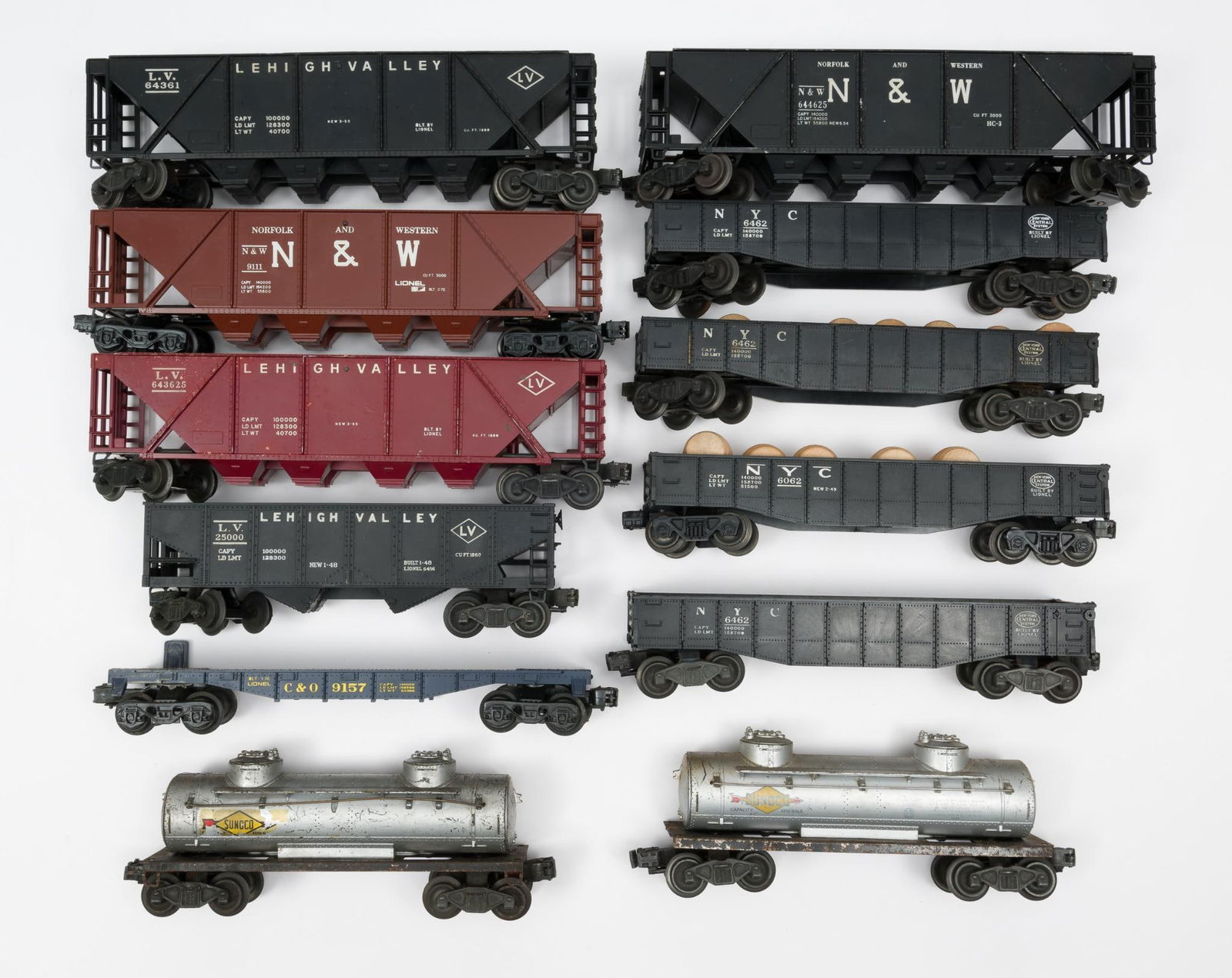 12 Pieces of Lionel O-Gauge Freight (1 of 3)