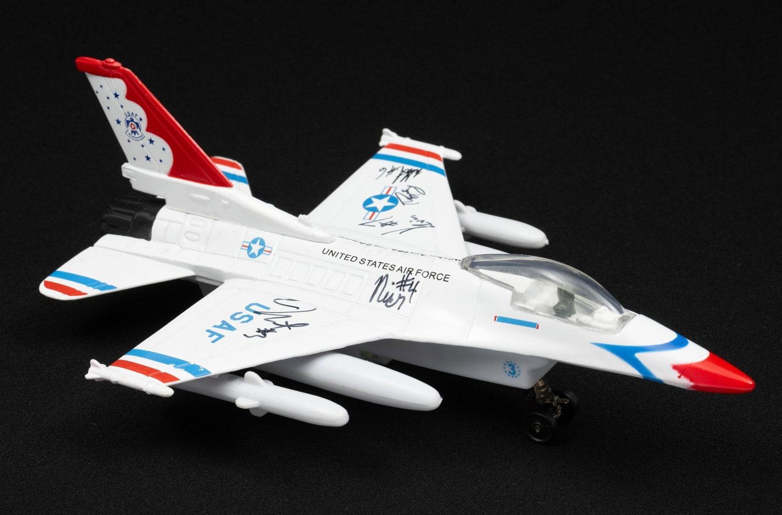 F16 Model Signed by All 6 Thunderbirds Pilots: JB Andrews, MD. September 16, 2017. Includes signatures from Lt. Col. Jason Heard (Commander / Leader #1), Maj. Ryan Bodenheimer (Left Wing #2), Maj. Nate Hofmann (Right Wing #3), Maj. Nick Krajjcek (