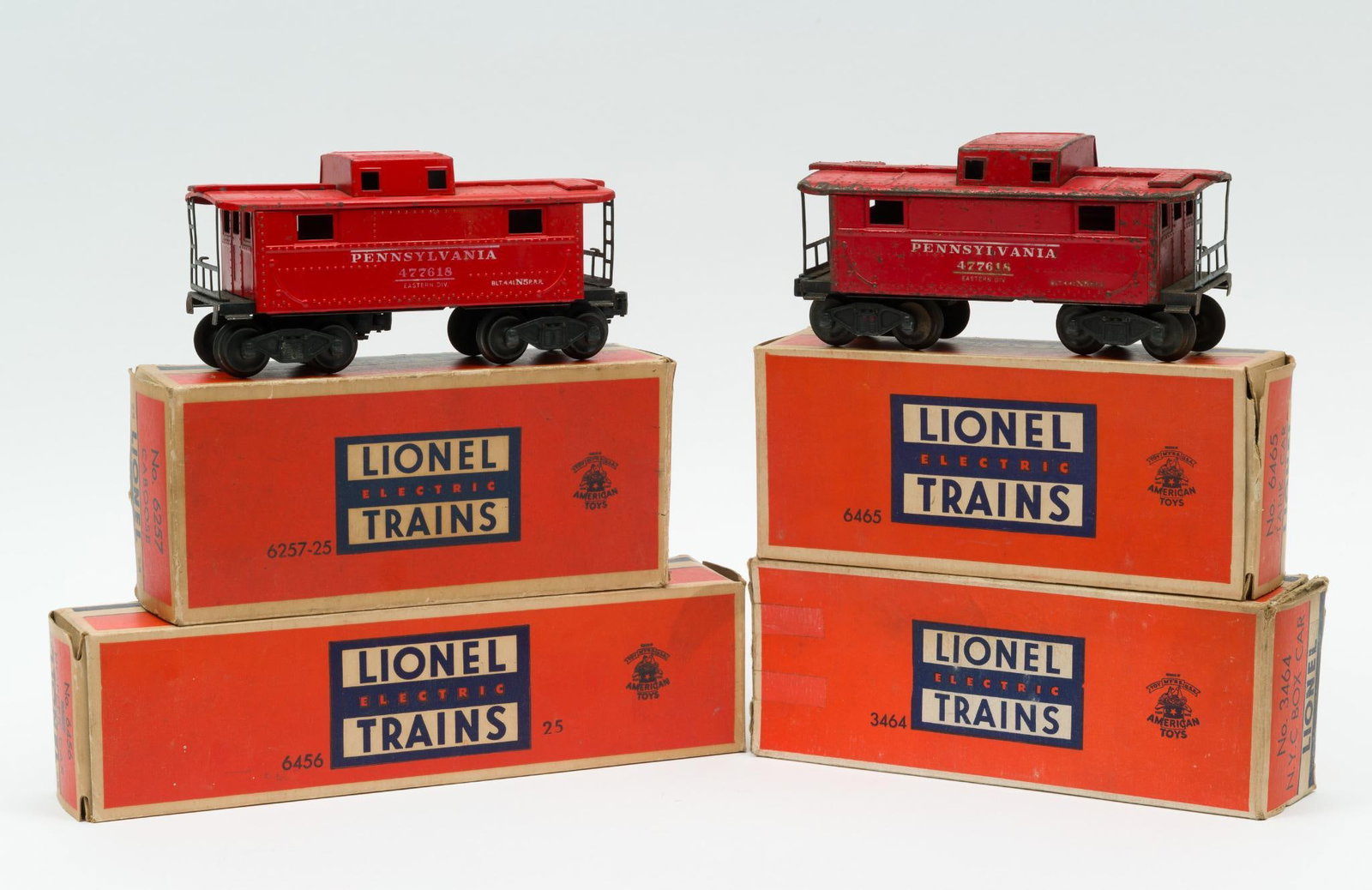 6 Pieces of O-Gauge Lionel Freight Cars (1 of 6)