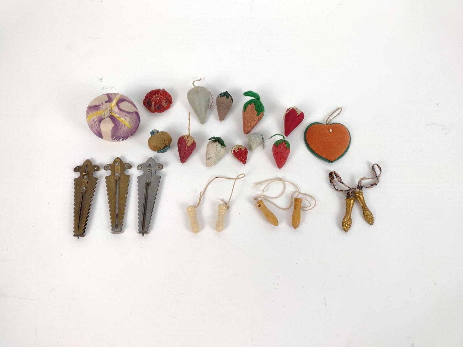 19 Sewing Tools incl Needle Guards (1 of 4)