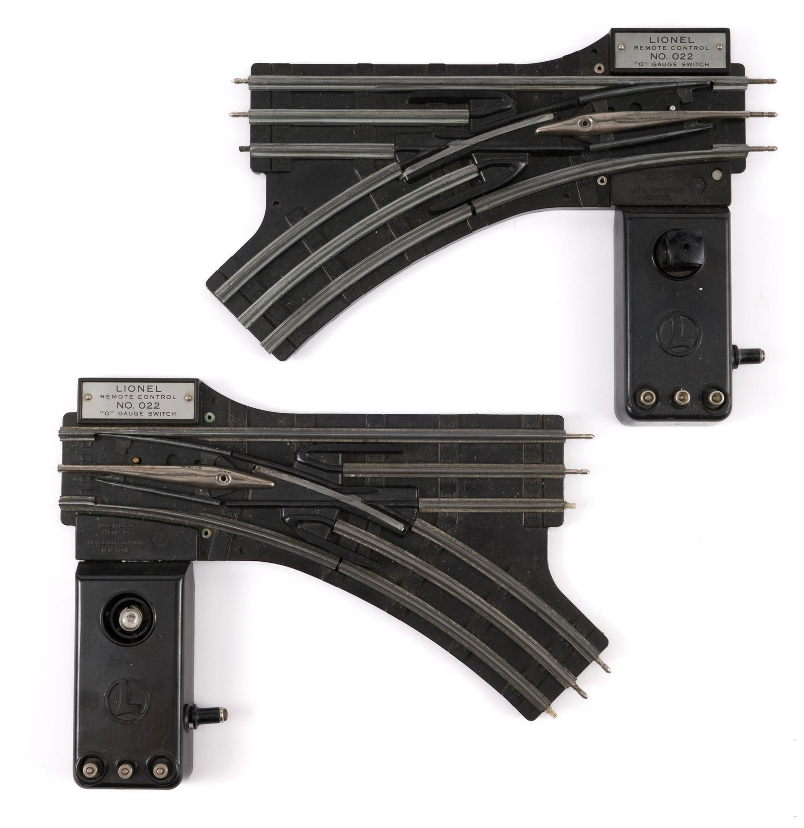 Pair of Unboxed Lionel No. 022 O-Gauge Switches: Includes 1x Left and 1x Right O-Gauge Switch. One switch lamp missing lamp case housing. Good visual condition with light scratches to base and minimal corrosion to metal. Untested. RS