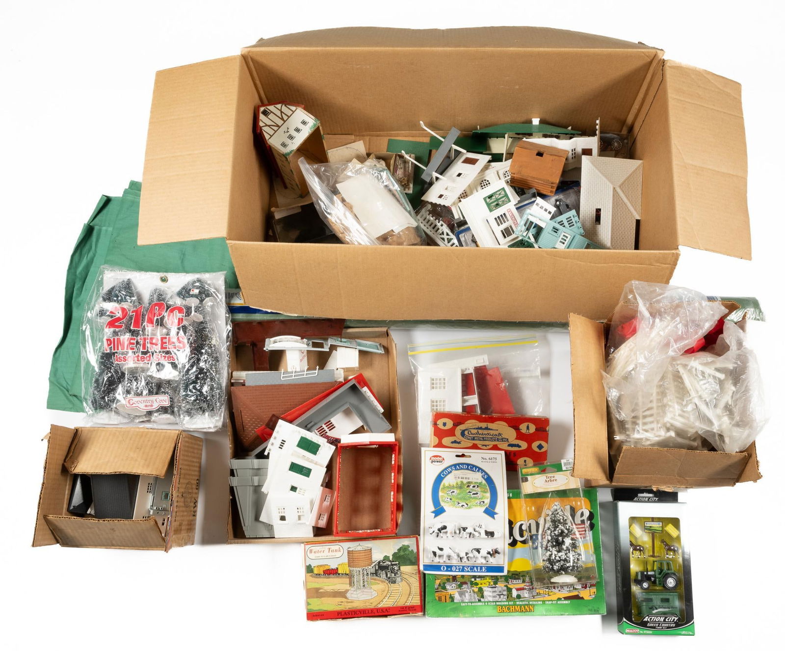 Large Lot of Model Train Set Accessories Incl Plasticville Kits (1 of 5)