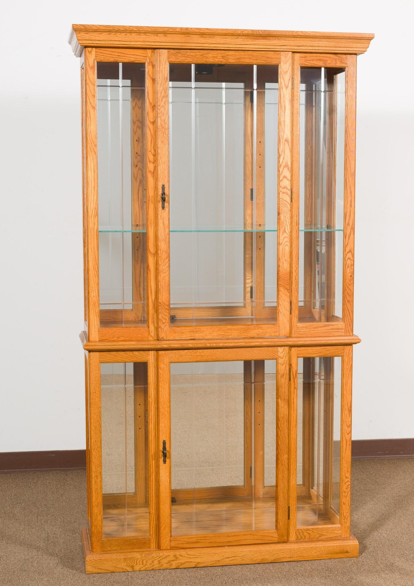 Pulaski Furniture Corp. Lighted Curio Cabinet (1 of 7)