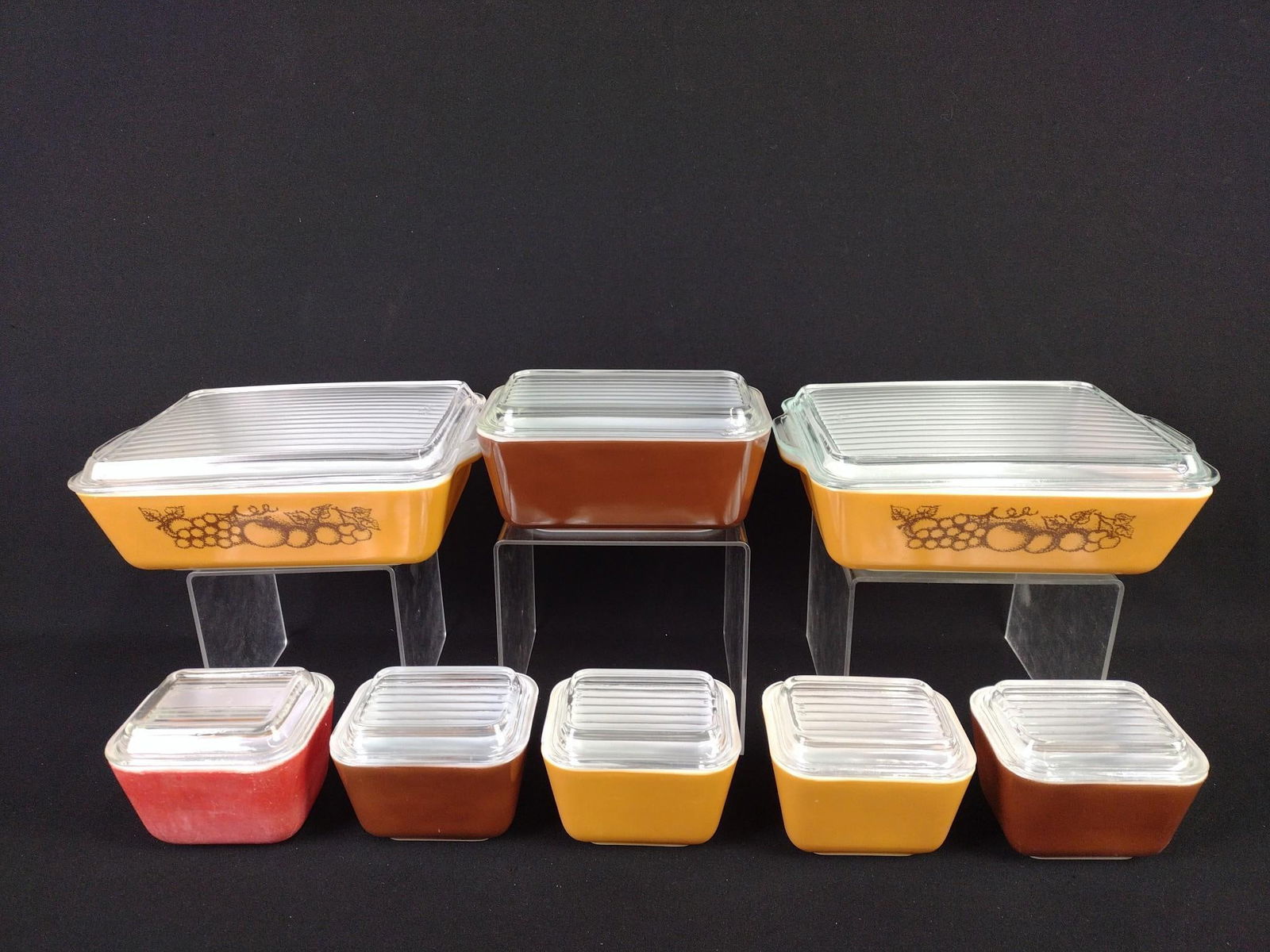 8 Pyrex Refrigerator Dishes With Lids (1 of 4)