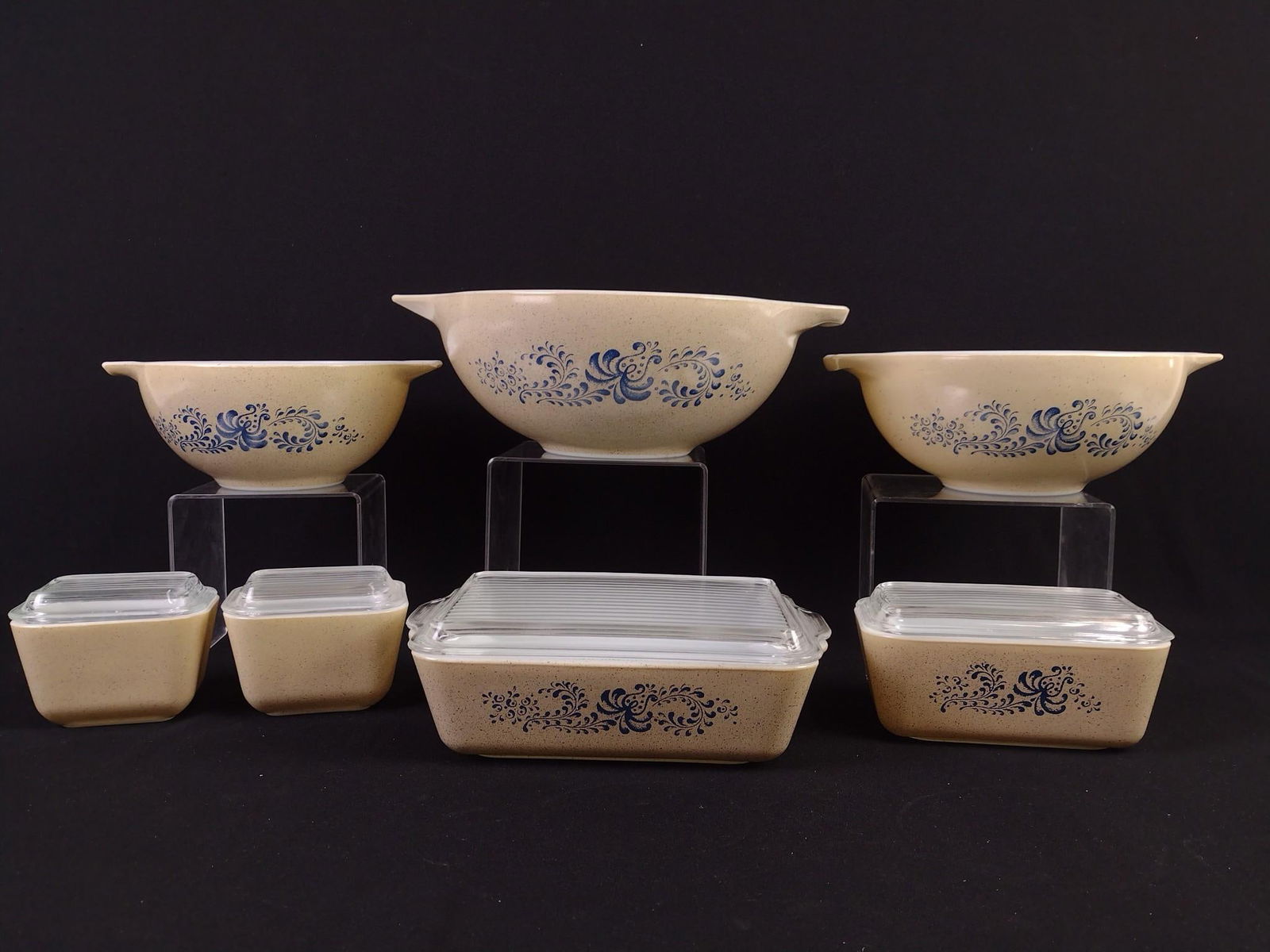 7 Pyrex "Homestead" Mixing Bowls & Covered Dishes (1 of 3)