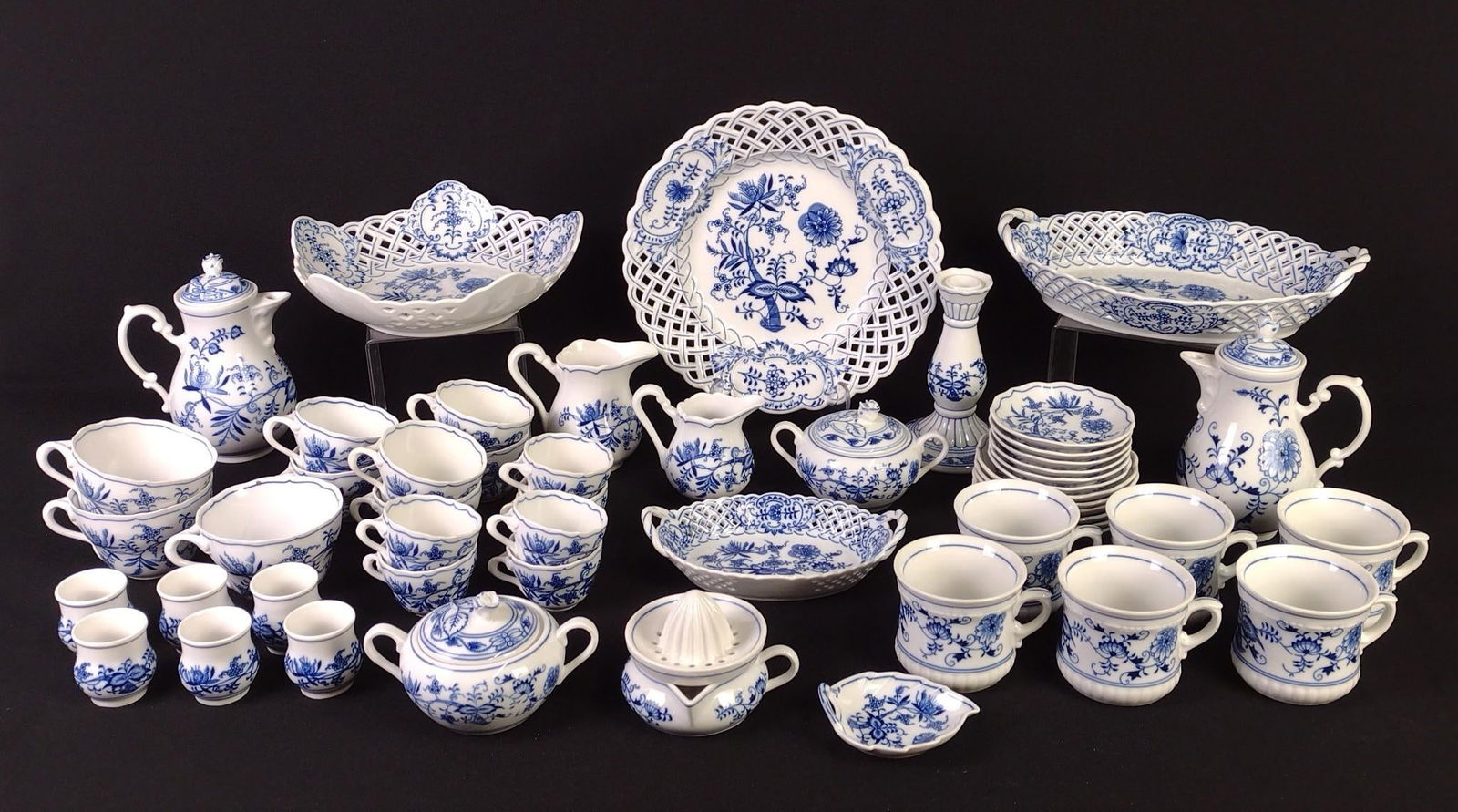 52 Pcs Zwiebelmuster Czechoslovakia Dinner / Servingware (1 of 9)