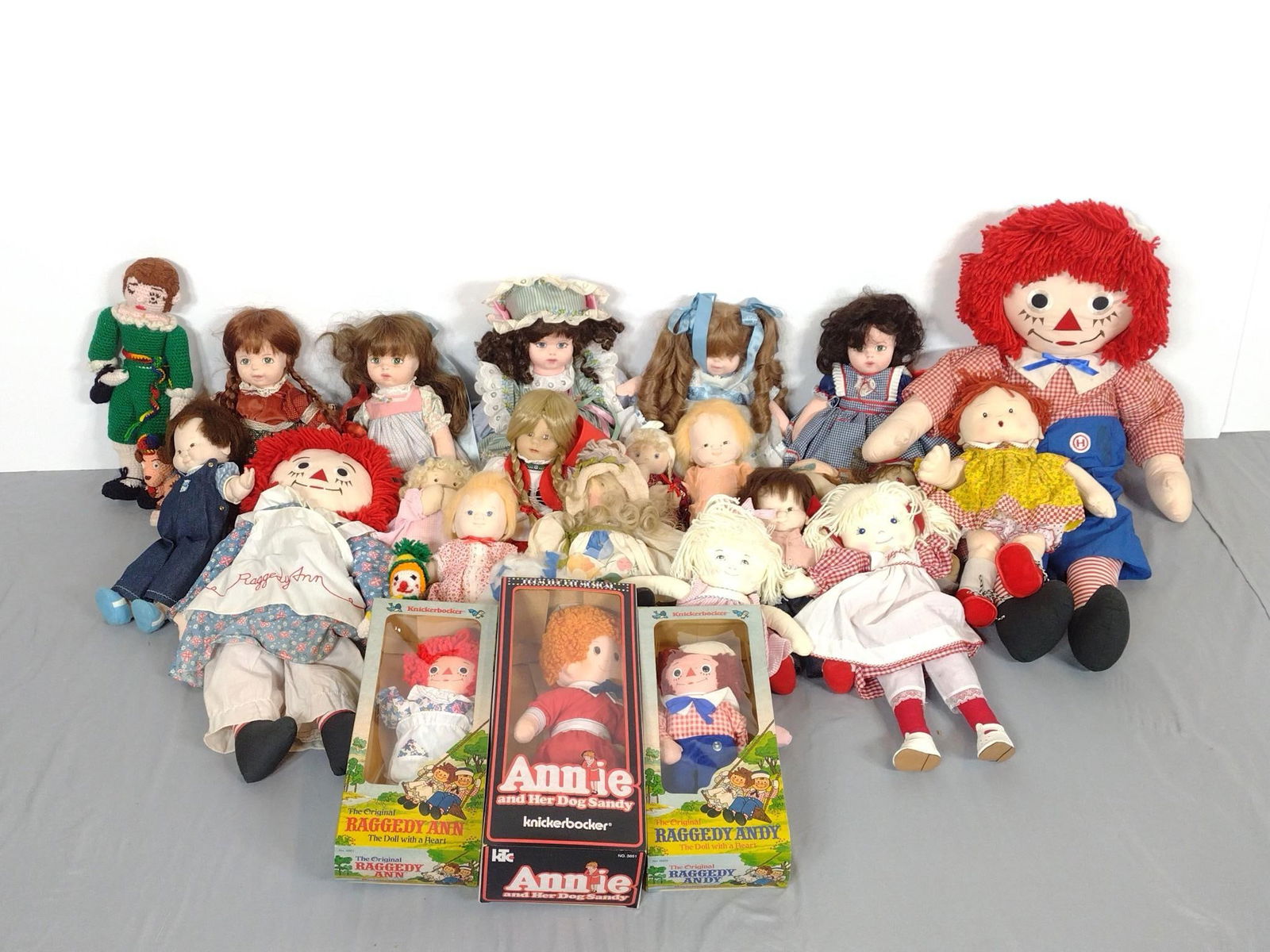 26 Dolls Incl Annie (1 of 5)