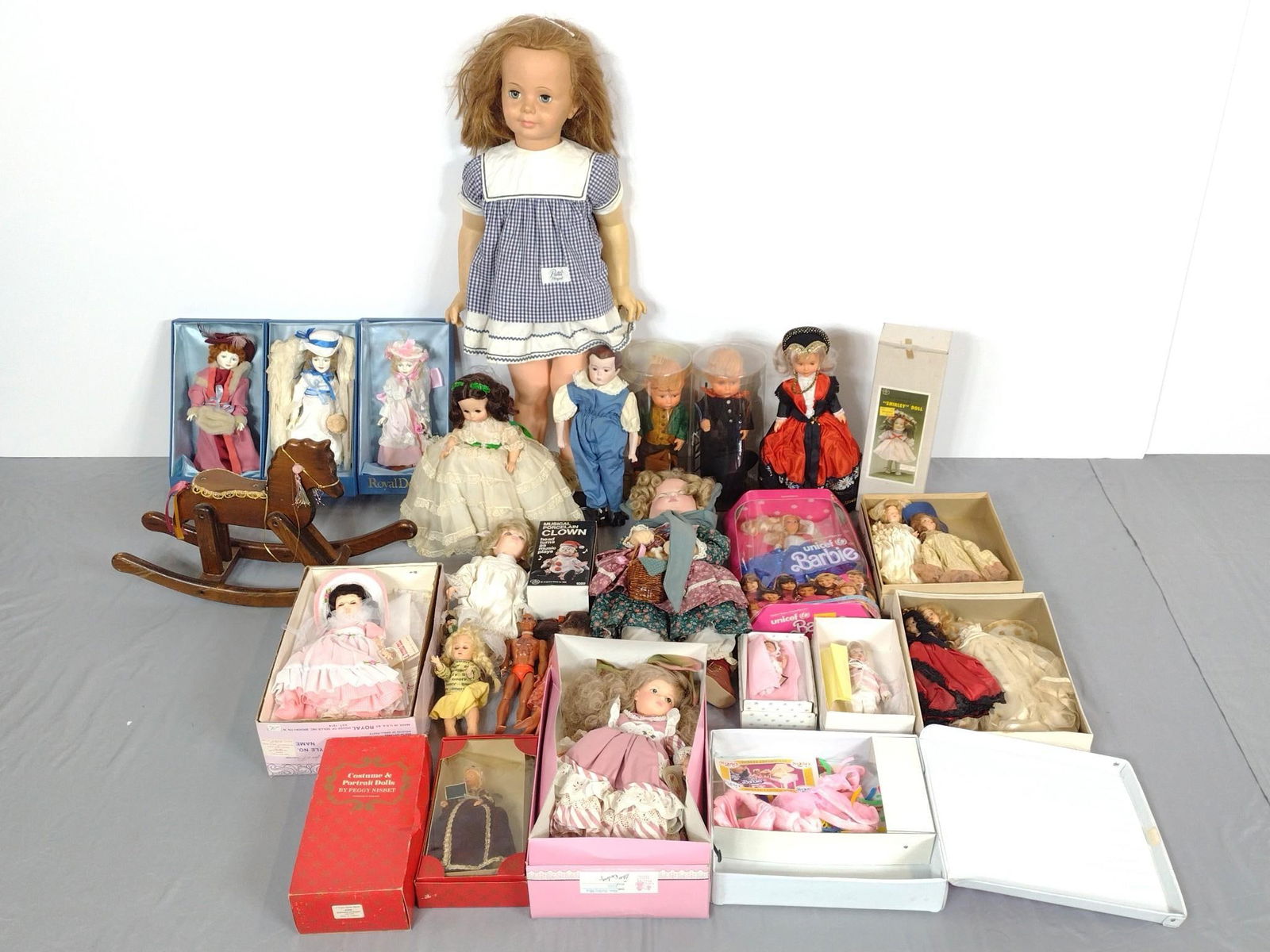 30 Dolls Incl Barbie (1 of 5)