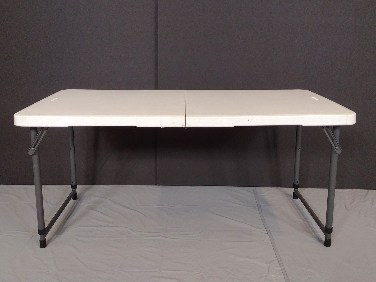 4' Lifetime Folding Table (1 of 4)