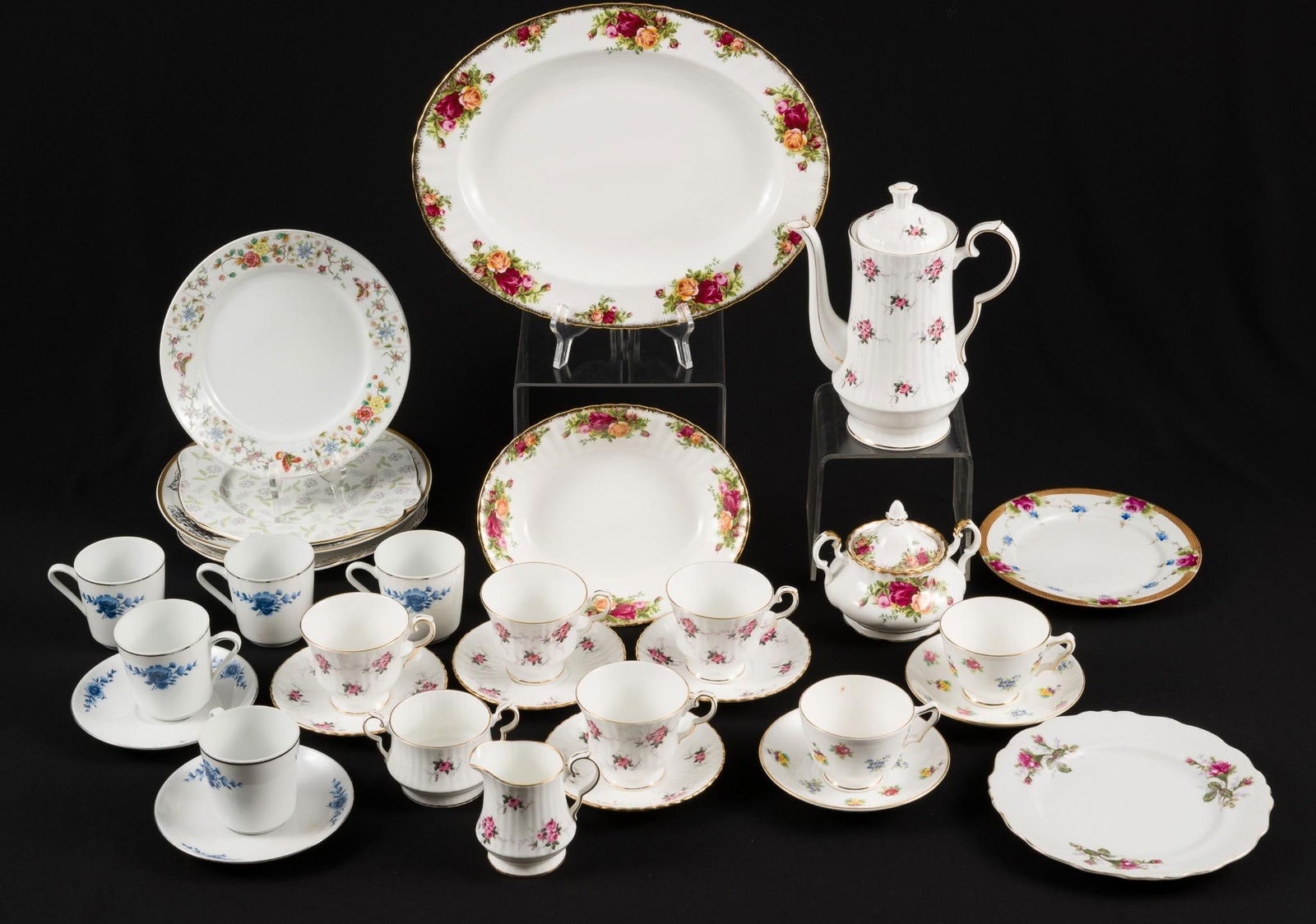 30 Pcs Dinnerware incl Royal Albert (1 of 20)