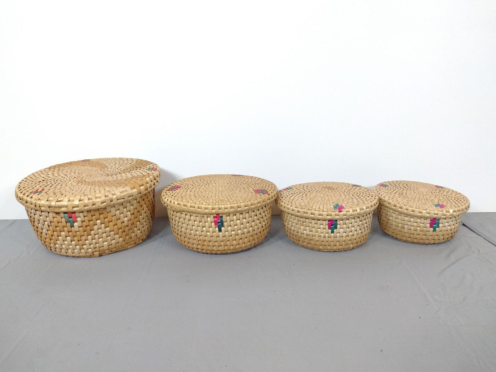 4 Nesting Woven Grass Baskets (1 of 2)