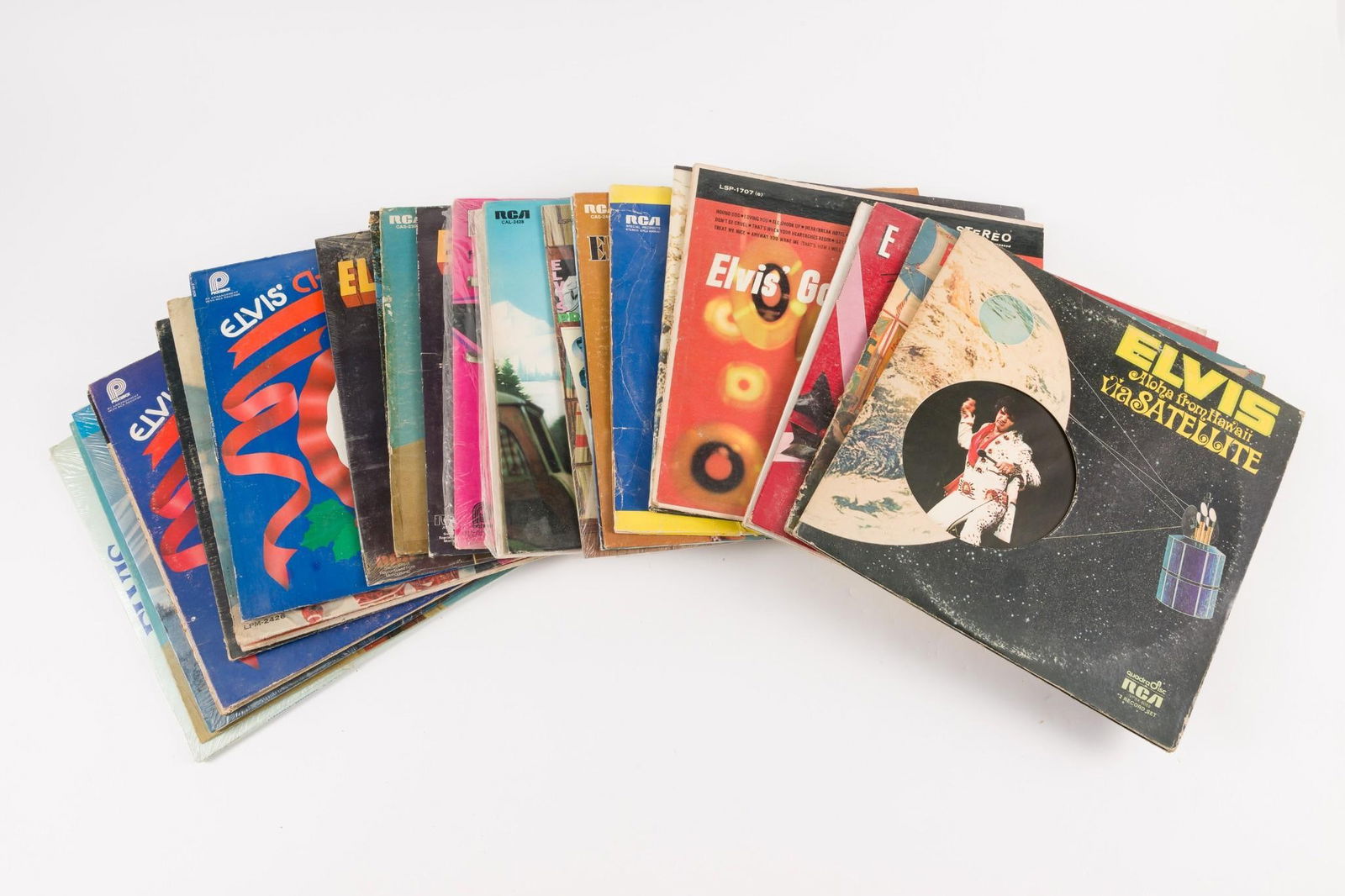 30 Elvis Records incl Aloha From Hawaii via Satellite (1 of 8)