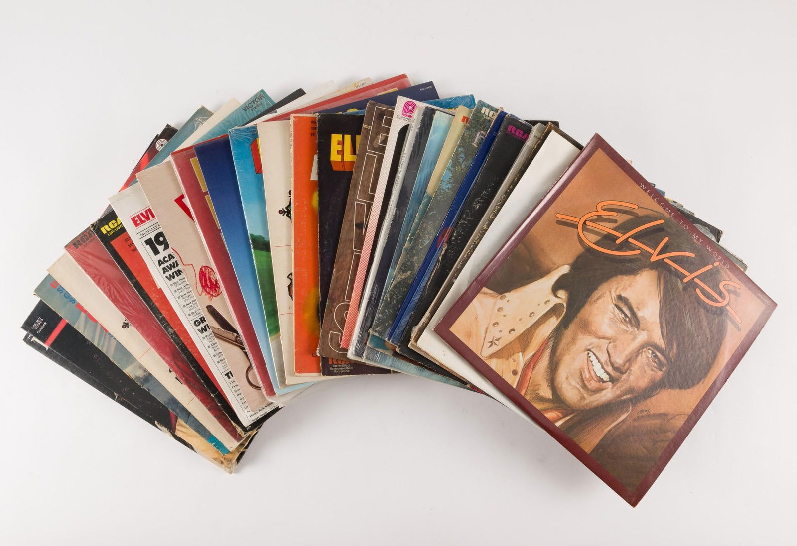 30 Elvis Records incl Burnin Love (1 of 9)